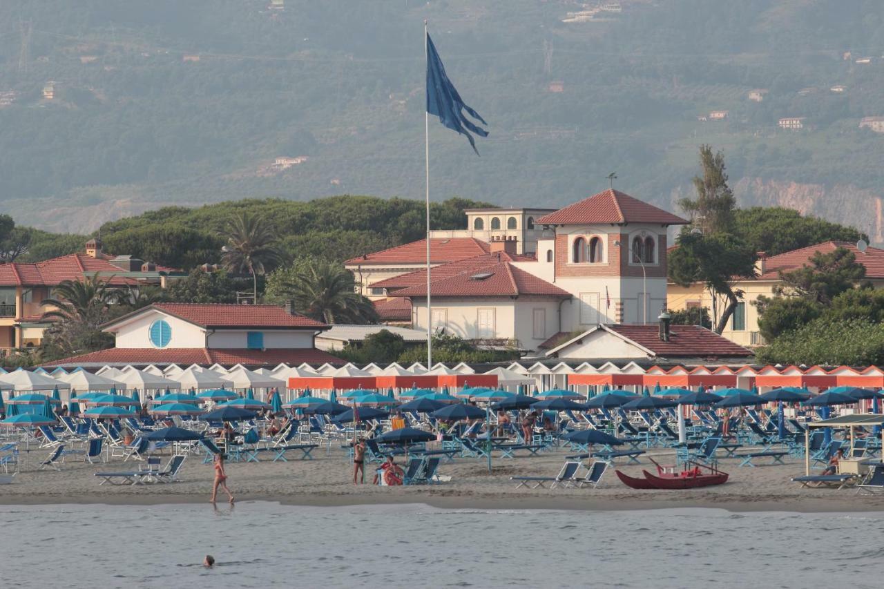 Monti Di Luna Forte dei Marmi Buitenkant foto